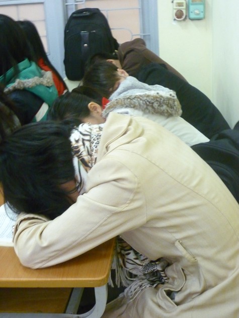 Sinh viên đang được giảng viên ru ngủ khi đến lớp thay vì đến lớp học tập tìm kiếm tri thức